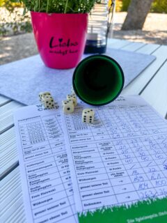 Würfel raus – und los geht’s. 🎲🚐

So eine kleine Spielrunde gehört für uns zum Camping einfach dazu. Und „Würfel deinen Campingplatz“ ist schnell ausgepackt, unkompliziert und sorgt spätestens beim Punktestand für den nötigen Ehrgeiz. 😅

Das Spiel haben wir selbst für Camperkram entwickelt und natürlich wird es auch von uns ausgiebig getestet. 😉

Was kommt bei euch beim Campen auf den Tisch?
Würfelspiel, Karten, Brettspiel – oder wird bei euch gar nicht gespielt?

Unser „Würfel deinen Campingplatz“ findet ihr natürlich auch bei uns im Shop. 🤍

#camperkram #würfeldeinencampingplatz #campingspiel #campingliebe #camperleben