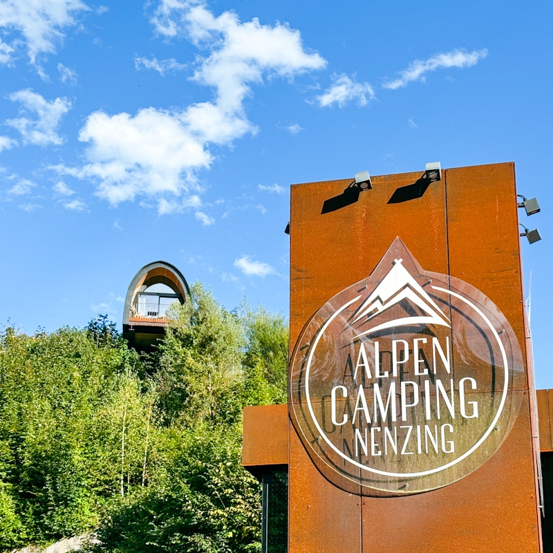 Alpencamping Nenzing – Camping mit Glamping-Gefühl in Vorarlberg 1 Eingang zum Alpencamping Nenzing in Vorarlberg