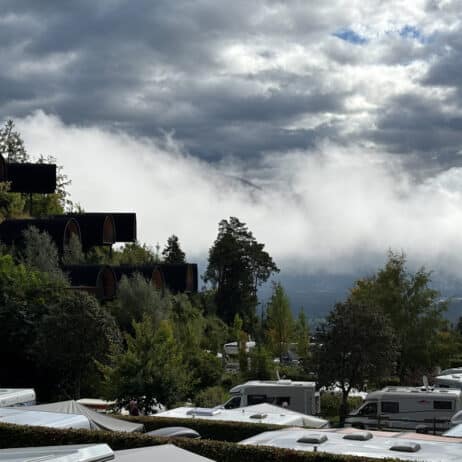 Bergstimmung im Alpencamping Nenzing Alpencamping Nenzing zwischen Himmelschalets, Bergen und Wolken