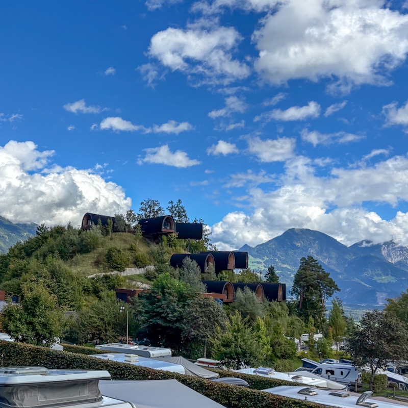 Alpencamping Nenzing – Camping mit Glamping-Gefühl in Vorarlberg 2 Himmelschalets im Alpencamping Nenzing mit Blick auf die Berge