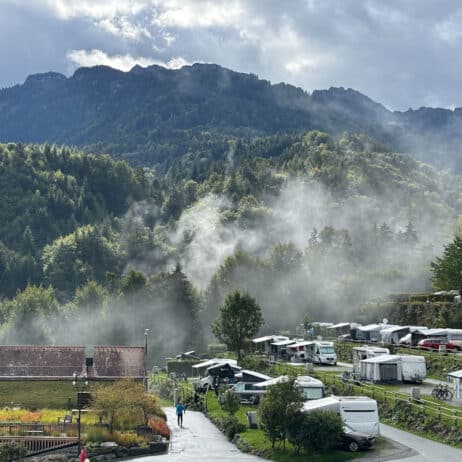 Morgenstimmung in den Bergen Campingplatz in Nenzing am Morgen zwischen Nebel und Bergen