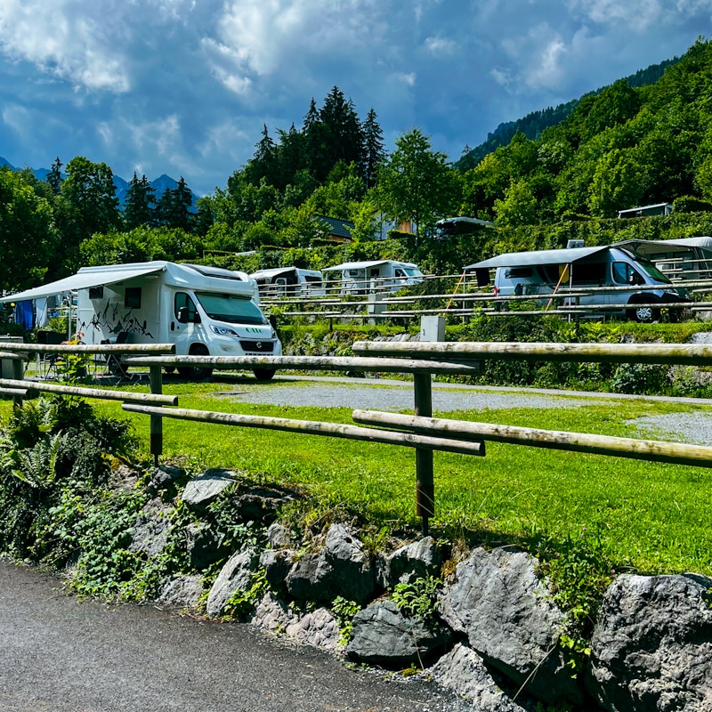 Alpencamping Nenzing – Camping mit Glamping-Gefühl in Vorarlberg 3 Terrassenförmig angelegte Stellplätze im Alpencamping Nenzing