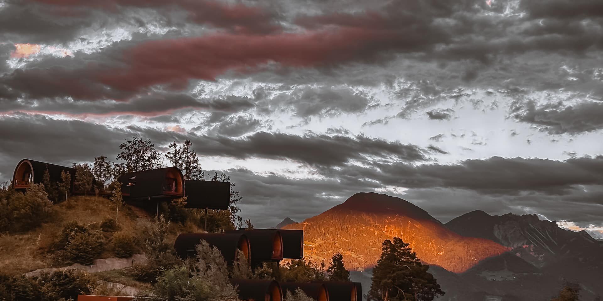 Alpencamping Nenzing am Abend Alpencamping Nenzing mit Himmelschalets vor der Bergkulisse